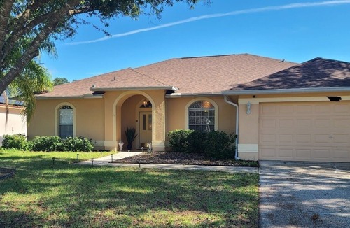 Lexington Oaks House | Cheerful 4 Bd 3 Ba Home with Screened Patio & Pool
