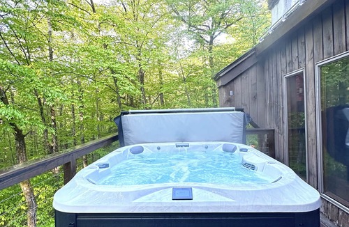 Plymouth Ski Chalet | Cheerful chalet w/sauna & hot tub - amazing location near Okemo & Killington