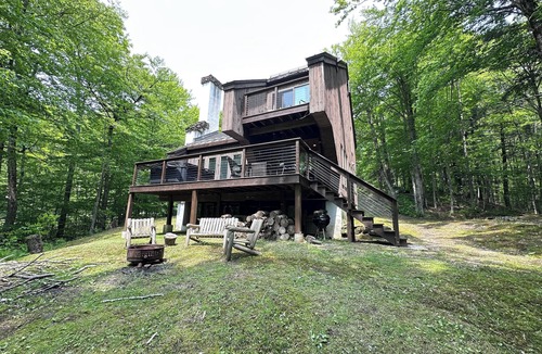 Plymouth Ski Chalet | Cheerful chalet w/sauna & hot tub - amazing location near Okemo & Killington