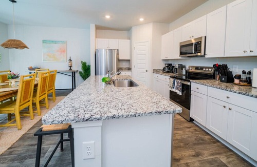 Ash House | Chic Boho 4BR Retreat w/Doggie by Beach&Golf+BBQ