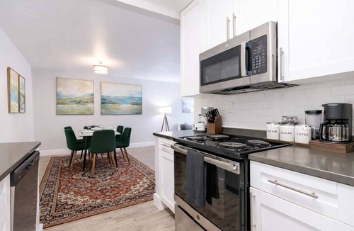 Beach Park Apartment | Chic South Tampa Retreat 2 King Beds Pool, Gym & Prime Walkable Location