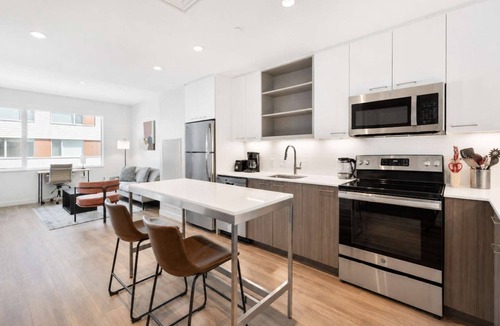 East Cambridge Apartment | City Apt w/Gym & Courtyard