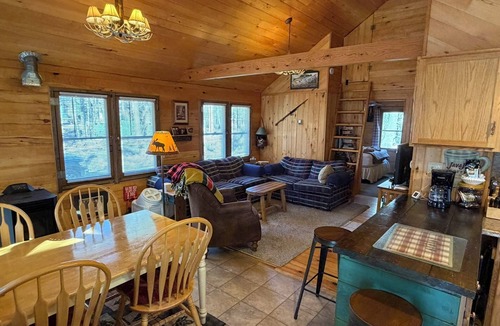 Winter Cabin | Classic Rustic Lakeside Cabin Retreat. Sleeps 6. Pets allowed.