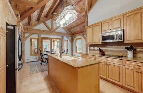 Freedom House | Classic Wooded Retreat W/Gorgeous Interior & Great Location Near Skiing & Lake