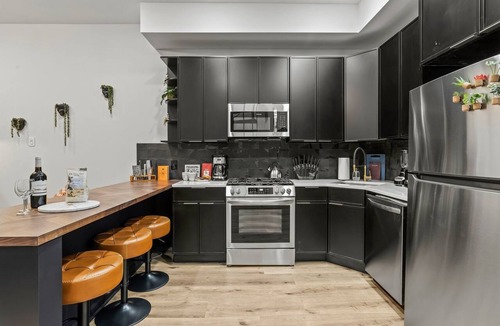 Old City Condo | Clean Historic Old City | FREE Parking | Sky Deck
