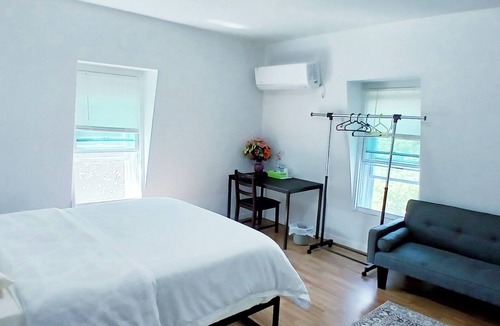 New London Bed & Breakfast | Clean master bedroom with King & private bath, 2 blocks from Rt 95, Free Wi-Fi