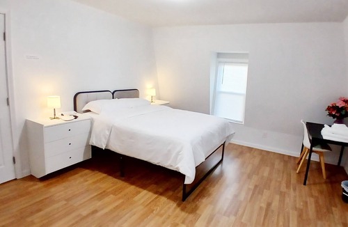 New London Bed & Breakfast | Clean master bedroom with King & private bath, 2 blocks from Rt 95, Free Wi-Fi