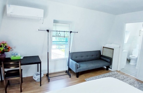 New London Bed & Breakfast | Clean master bedroom with King & private bath, 2 blocks from Rt 95, Free Wi-Fi