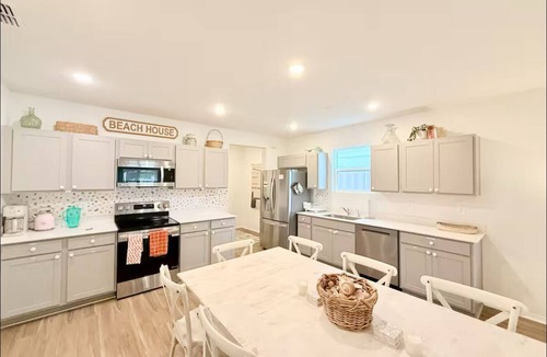 Amaryllis Park Villa | Clean + Private QUEEN Room w/Hot Tub, Grill