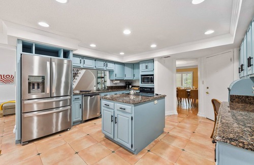Anona House | CLEARWATER! Beach 2mi, Heated Pool, Spa, Pickleball, MiniGolf, Game Rm, Fire Pit