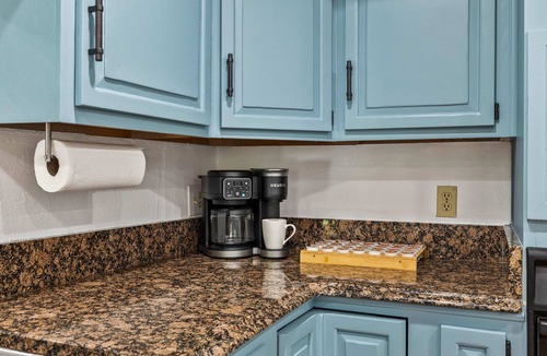 Anona House | CLEARWATER! Beach 2mi, Heated Pool, Spa, Pickleball, MiniGolf, Game Rm, Fire Pit