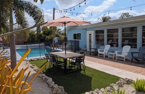 Venice Gardens House | Close to Beaches & Shopping! Clean house with a private backyard Pool