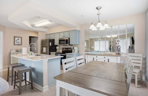 Calabash Apartment | Coastal Condo with outdoor pool and golf courses nearby