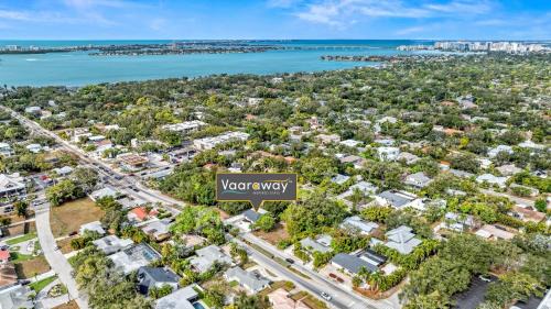 South Poinsettia House | Coastal Cottage Escape Near Siesta Key Beach with Hot Tub - GRAND OPENING