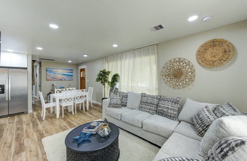La Marque House | Coastal Getaway w/HotTub in La Marque!