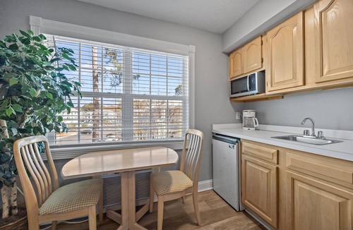 Calabash House | Coastal Golf Course Condo – 15 Minutes to the Beach! Escape to Calabash, North Carolina