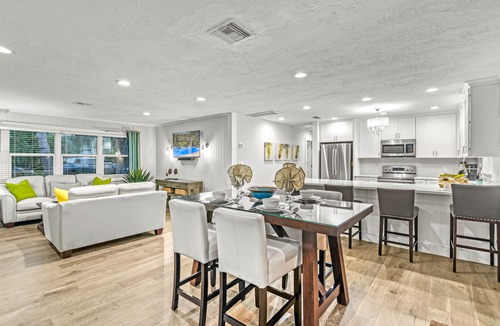 Saint Armands Key House | Coconut Cottage | Home on Lido Key w/Private Heated Pool/Spa, Walk to Lido Beach & St. Armands!