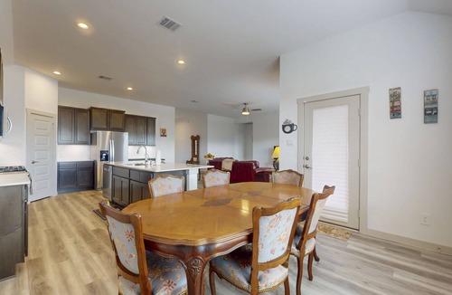 League City House | Comfortable, spacious home close to shopping in a quiet neighborhood