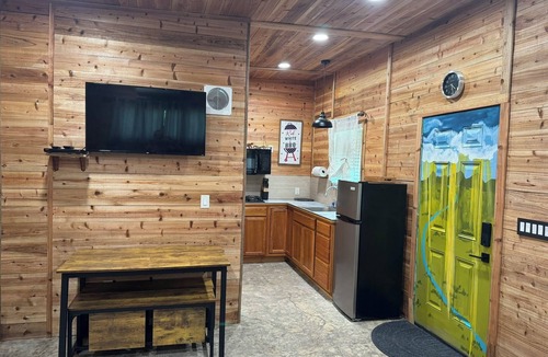 Cibolo Cabin | Comfy cabin next to 180 acre nature park w/pool & pickleball court access