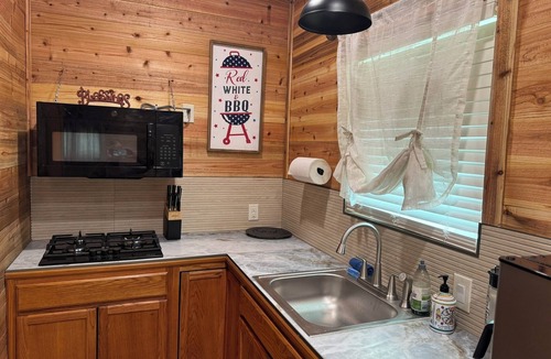 Cibolo Cabin | Comfy cabin next to 180 acre nature park w/pool & pickleball court access