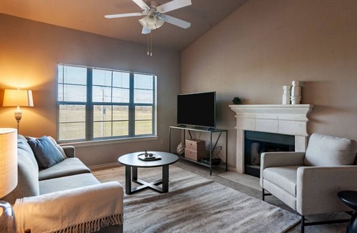 Bentonville Apartment | Contemporary large 1BR, in unit Washer/Dryer, FREE parking with all amenities!