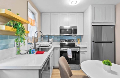 McCully - Moiliili Apartment | Contemporary & Renovated Honolulu Suite w/AC