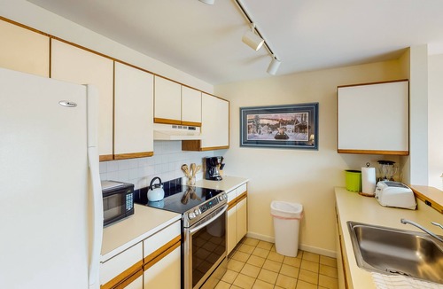 Stowe Area Condo | Conveniently located mountain condo with indoor pool & hot tub - close to skiing