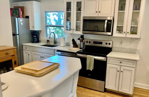 Bradenton Beach Cottage | Cottage in the Shade, 3 min walk to beach, restaurants, and pickleball crt.