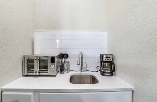 St. Petersburg Apartment | Cozy 1-bedroom apartment with carport and WiFi in phenomenal St. Petersburg