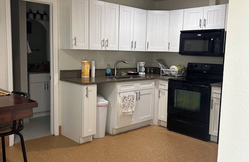Port Tampa City Apartment | Cozy 1-bedroom apartment in adorable Tampa with AC