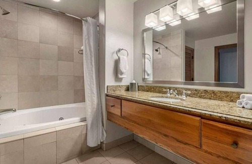 Peak 9 Resort | Cozy 1-Bedroom Suite at Valdoro Mountain Lodge – Ski & Relax
