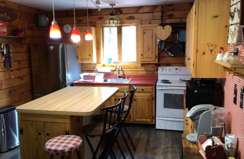Wallingford Cabin | Cozy 2-bedroom cabin in lovely Wallingford with AC & outdoor hot tub