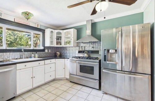 San Leon Cabin | Cozy 2-bedroom cabin with large yard in charming San Leon