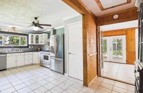 San Leon Cabin | Cozy 2-bedroom cabin with large yard in charming San Leon