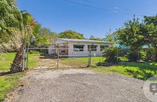 San Leon Cabin | Cozy 2-bedroom cabin with large yard in charming San Leon