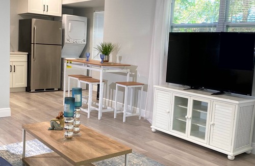 Gillespie Park House | Cozy 2-bedroom house in awesome Sarasota with AC, WiFi