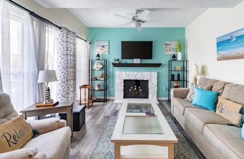 Madeira Beach House | Cozy 2BR Madeira Home near Beach with Pool