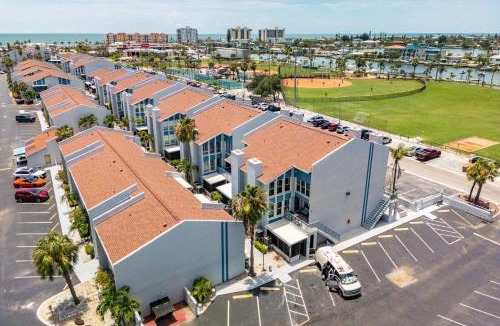 Madeira Beach House | Cozy 2BR Madeira Home near Beach with Pool