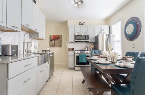 Codman Square House | Cozy 3 bedroom - Free Parking, close to buses.