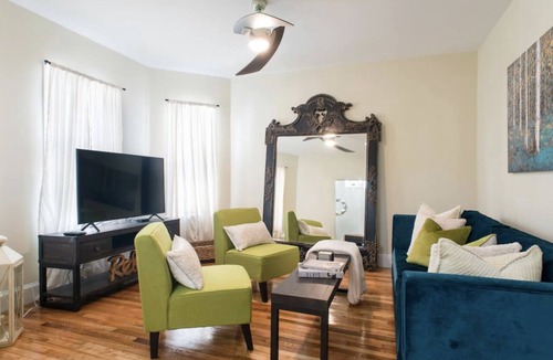 Codman Square House | Cozy 3 bedroom - Free Parking, close to buses.