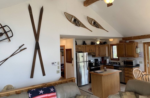 Wilmington House | Cozy 4BR Cabin with Fire Pit, hot tub, and Pools –15 mins to Mt Snow