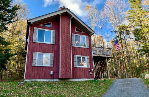 Wilmington House | Cozy 4BR Cabin with Fire Pit, hot tub, and Pools –15 mins to Mt Snow