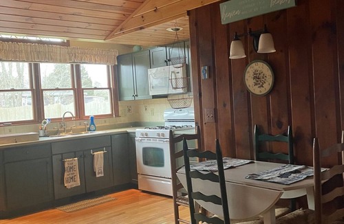 Misquamicut Cottage | Cozy adorable log-cabin cottage at the beach