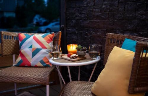 Loveland House | Cozy Bungalow Hot Tub & Fire Pit, Walk Downtown
