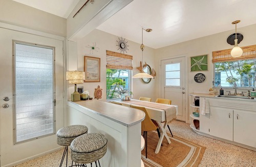 Sarasota Villa | Cozy, Charming, Lovely Lido Key Villa - Beach down the block!