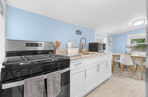 Historic Old Northeast House | Cozy Cottage! 1 mile from Downtown & St. Pete Pier