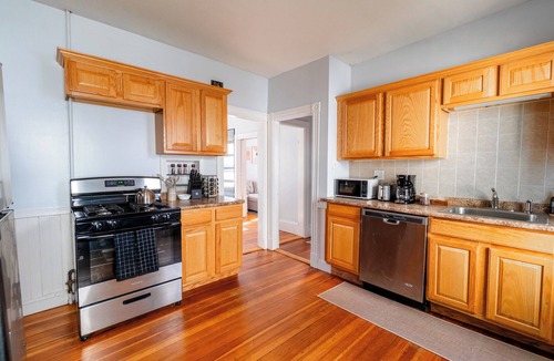 Spring Hill House | Cozy Davis SQ 4BDs/Free Parking/7 Min to Harvard & MIT/5 Min Walk-Train Station