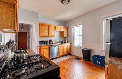 Spring Hill House | Cozy Davis SQ 4BDs/Free Parking/7 Min to Harvard & MIT/5 Min Walk-Train Station