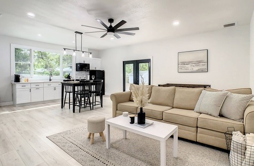 Ridge Wood Heights House | Cozy Getaway Home near Siesta Key