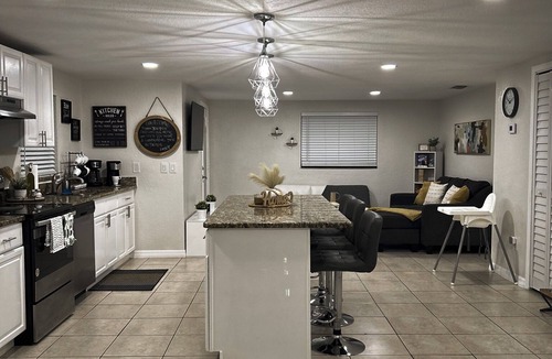 North Tampa House | Cozy Getaway Pet Friendly 10 mins Busch Gardens/Adventure Island